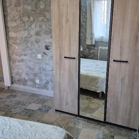 Chaleureuse Maisonnette Au Coeur De Avec Terrasse Et Parking - Fr-1-697-35 *