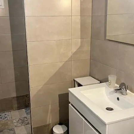Chaleureuse Maisonnette Au Coeur De Avec Terrasse Et Parking - Fr-1-697-35 Ruoms