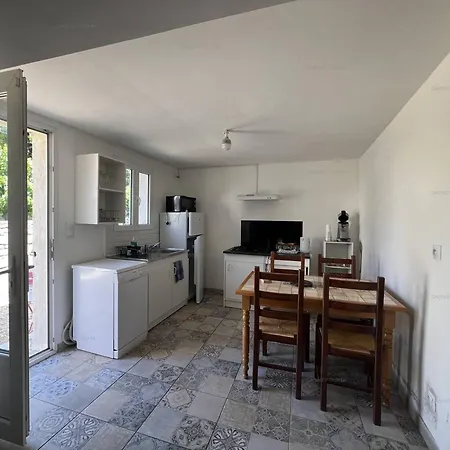 Chaleureuse Maisonnette Au Coeur De Avec Terrasse Et Parking - Fr-1-697-35 *